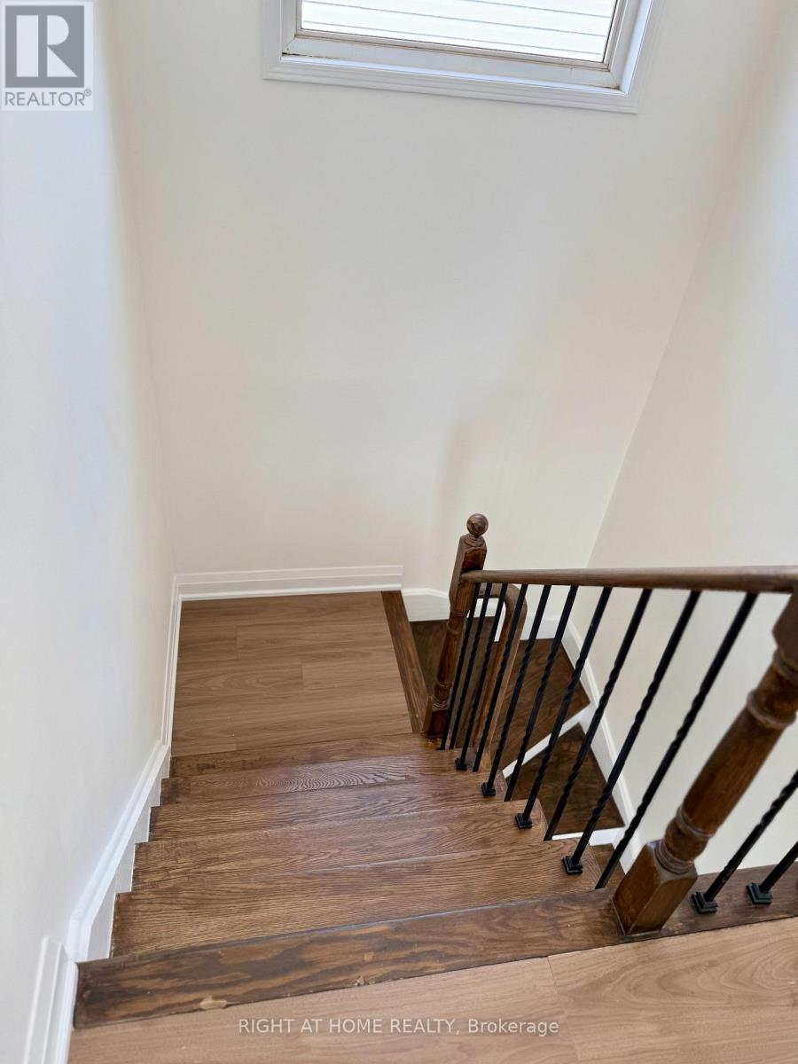 32 Hocken Court, Brampton (Sandringham-Wellington), Ontario  L6R 2T7 - Photo 11 - W12368445