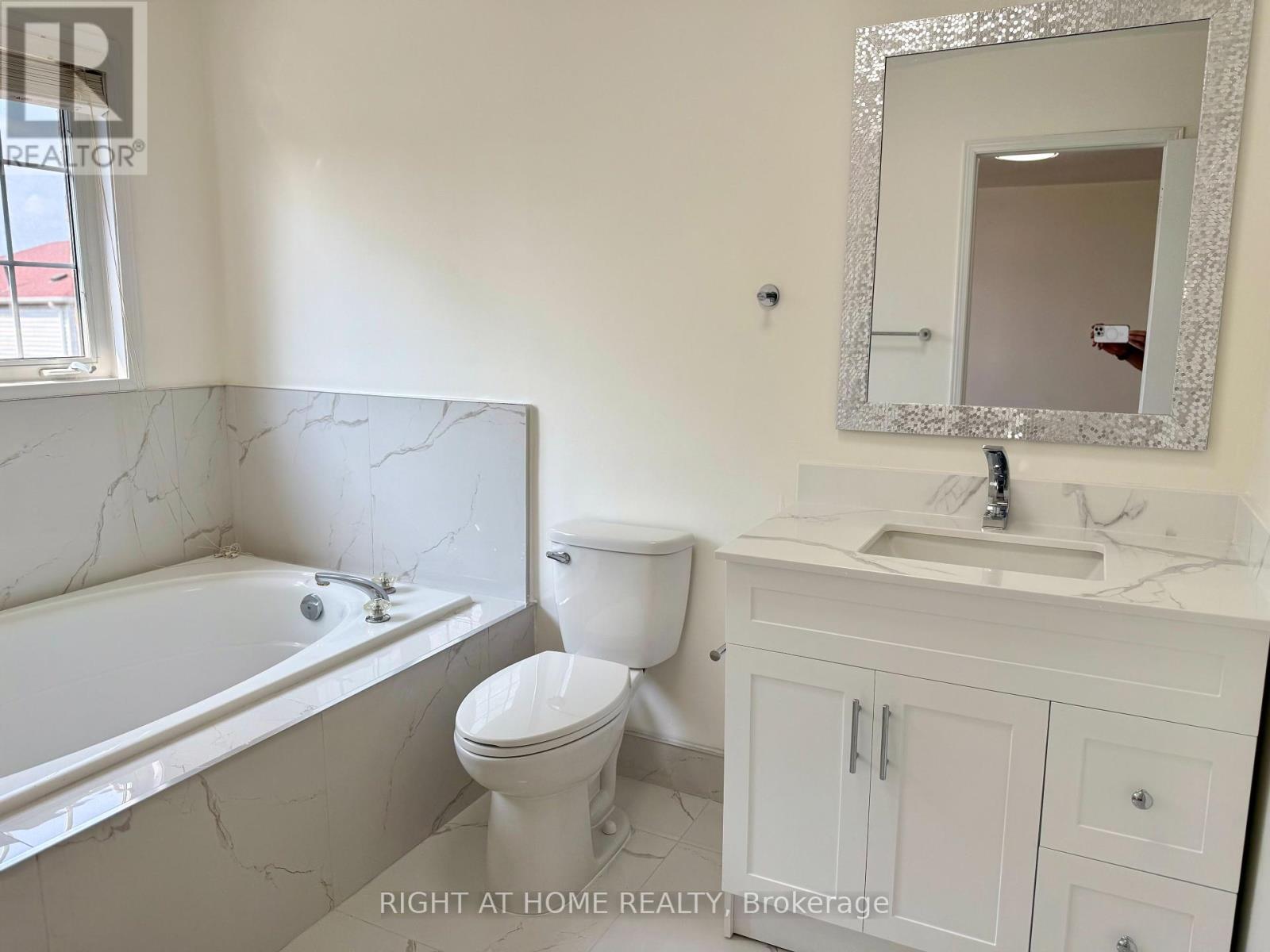 32 Hocken Court, Brampton (Sandringham-Wellington), Ontario  L6R 2T7 - Photo 19 - W12368445