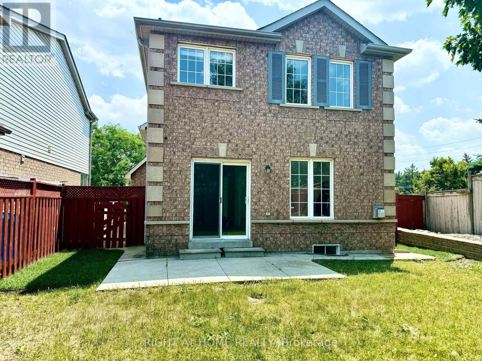 32 Hocken Court, Brampton (Sandringham-Wellington), Ontario  L6R 2T7 - Photo 2 - W12368445