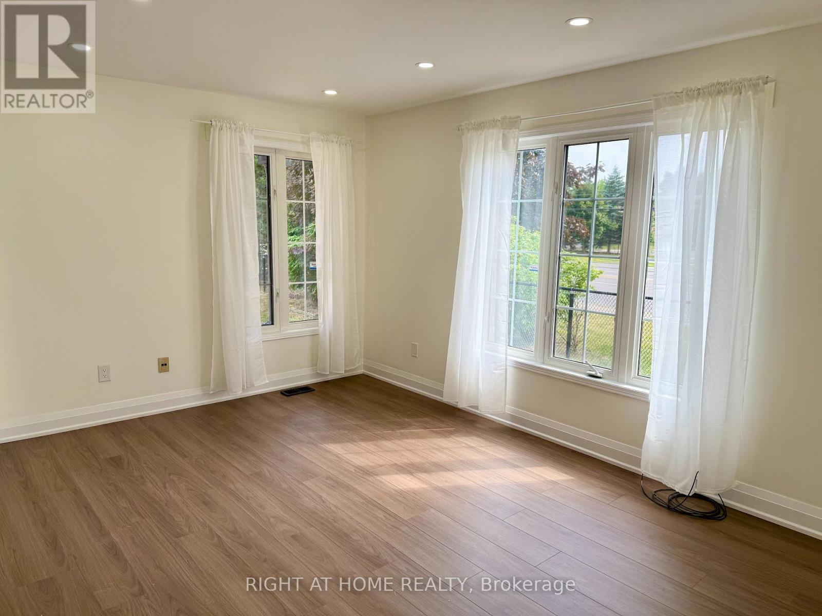 32 Hocken Court, Brampton (Sandringham-Wellington), Ontario  L6R 2T7 - Photo 4 - W12368445