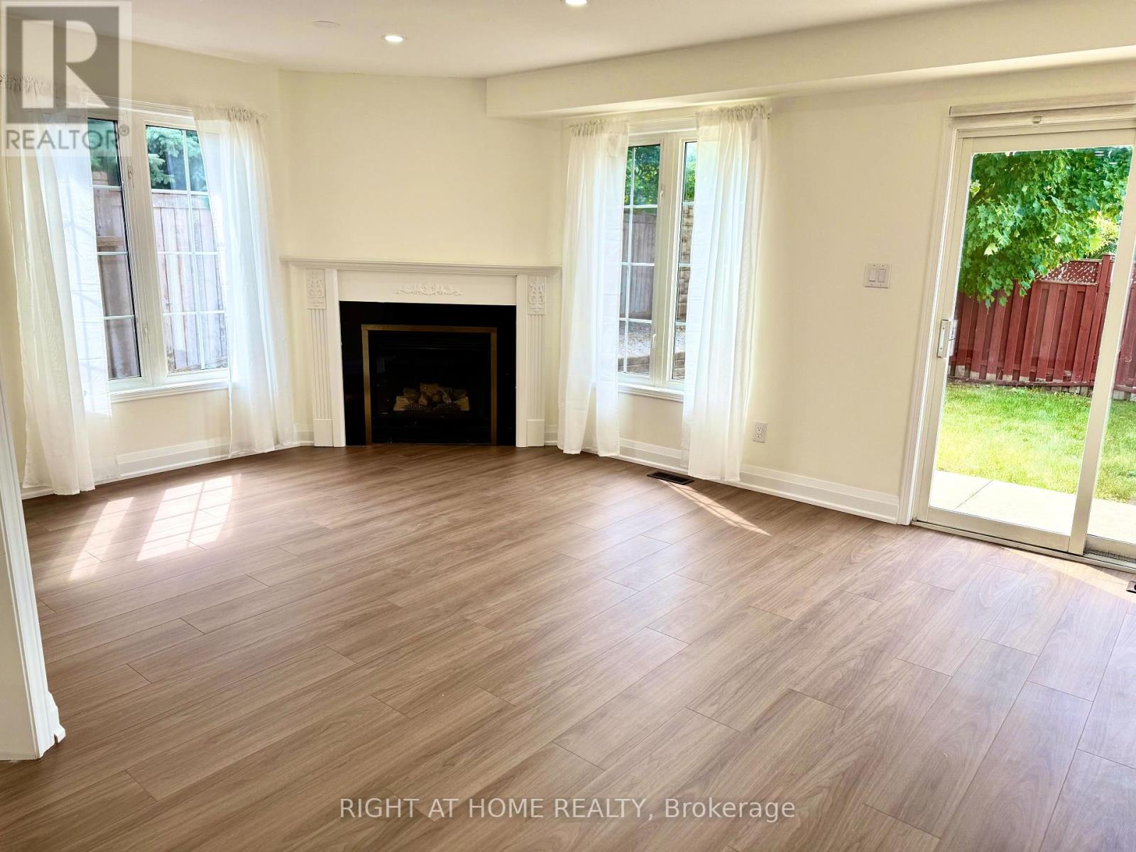 32 Hocken Court, Brampton (Sandringham-Wellington), Ontario  L6R 2T7 - Photo 6 - W12368445