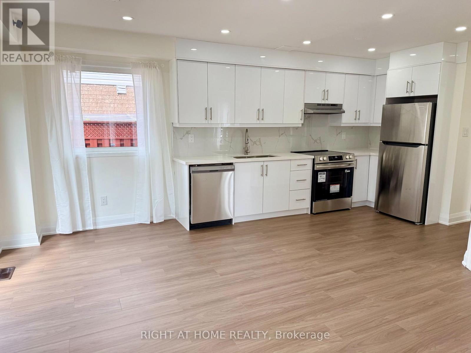 32 Hocken Court, Brampton (Sandringham-Wellington), Ontario  L6R 2T7 - Photo 7 - W12368445