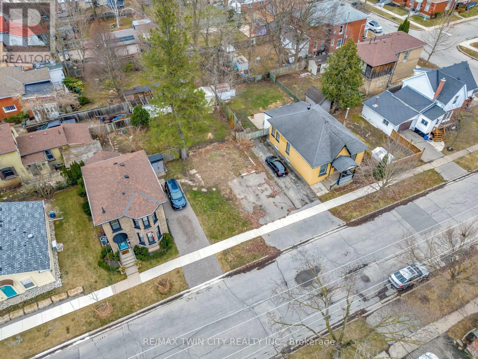 108 Oak Street, Brantford, Ontario  N3T 2B5 - Photo 1 - X12368435