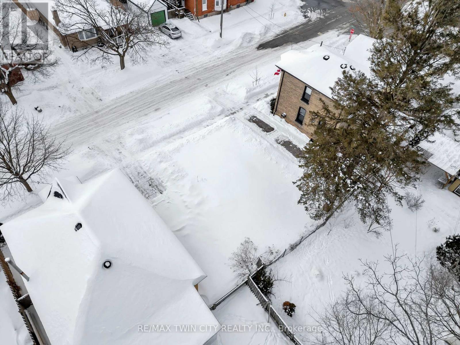 108 Oak Street, Brantford, Ontario  N3T 2B5 - Photo 10 - X12368435