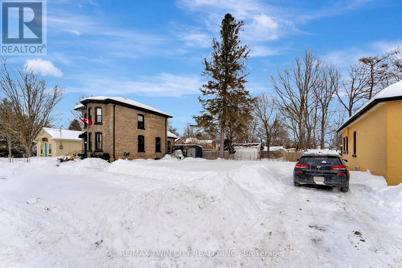 108 Oak Street, Brantford, Ontario  N3T 2B5 - Photo 12 - X12368435