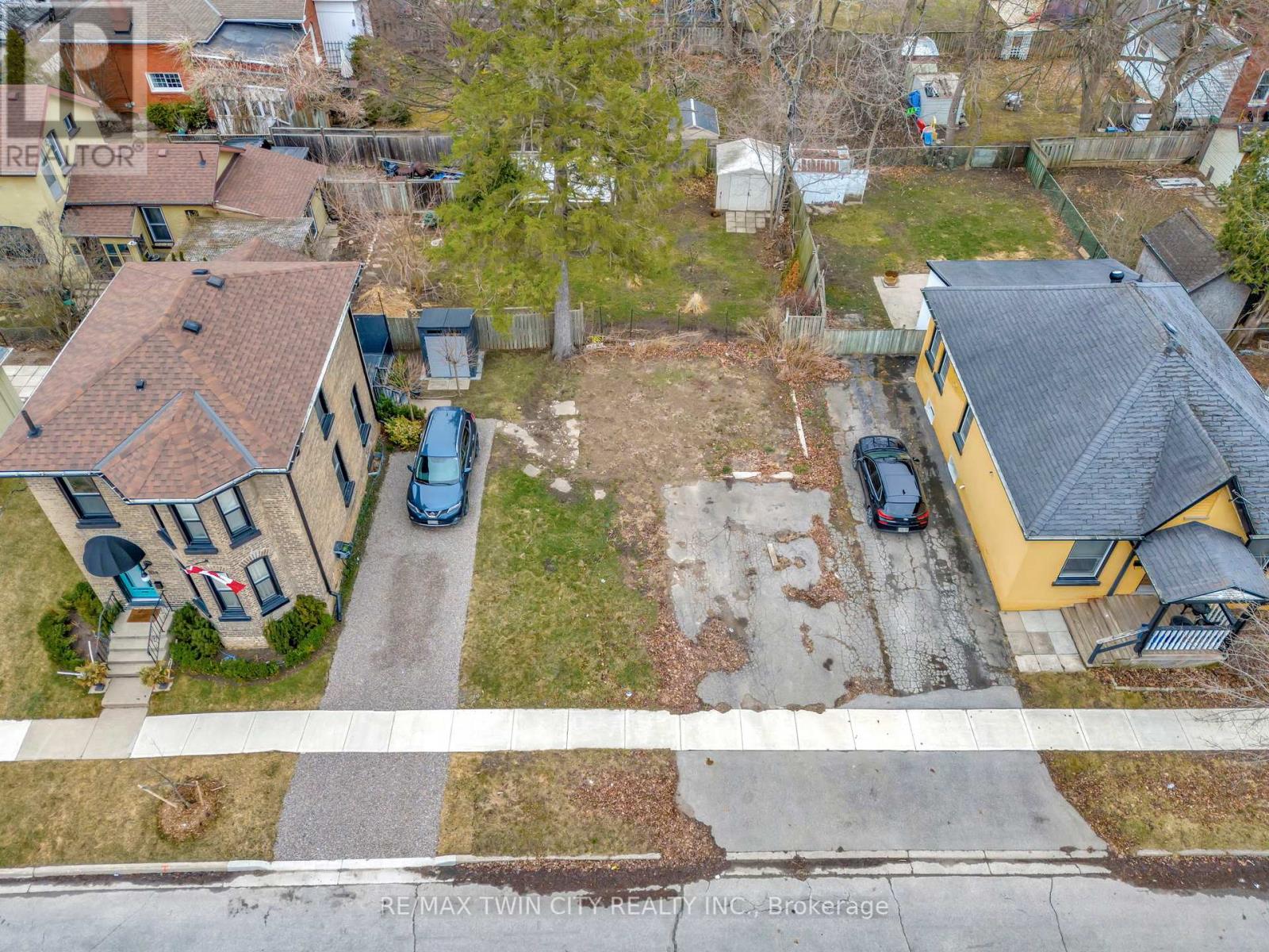 108 Oak Street, Brantford, Ontario  N3T 2B5 - Photo 3 - X12368435