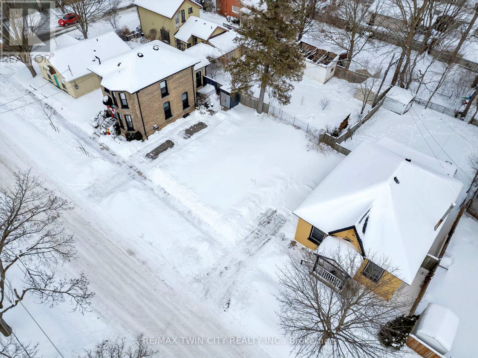 108 Oak Street, Brantford, Ontario  N3T 2B5 - Photo 9 - X12368435
