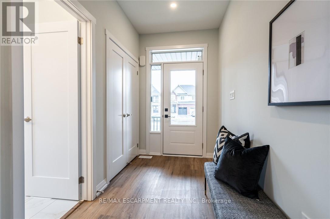 239 Lormont Boulevard, Hamilton, Ontario  L8J 0K2 - Photo 4 - X12368443