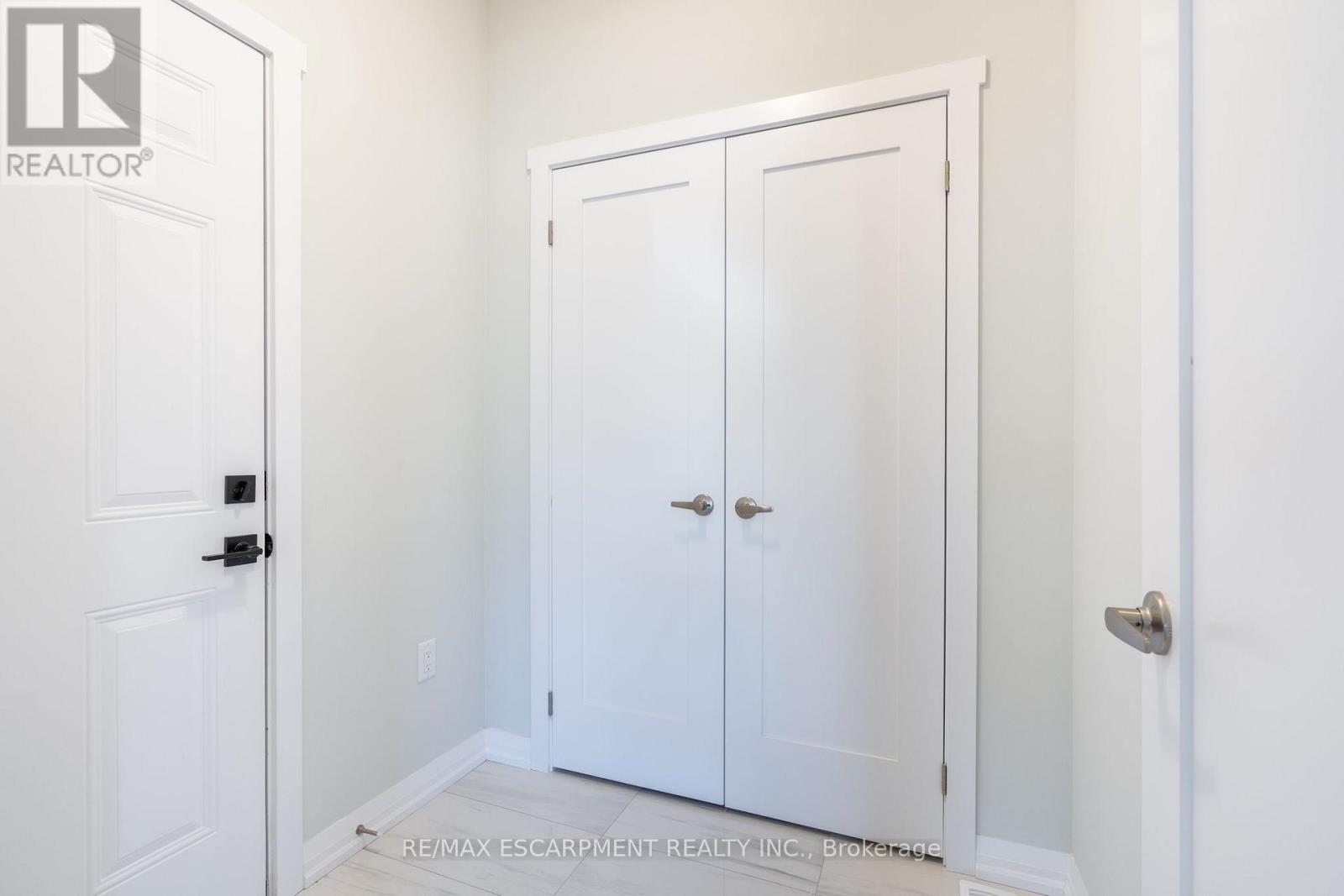 239 Lormont Boulevard, Hamilton, Ontario  L8J 0K2 - Photo 8 - X12368443