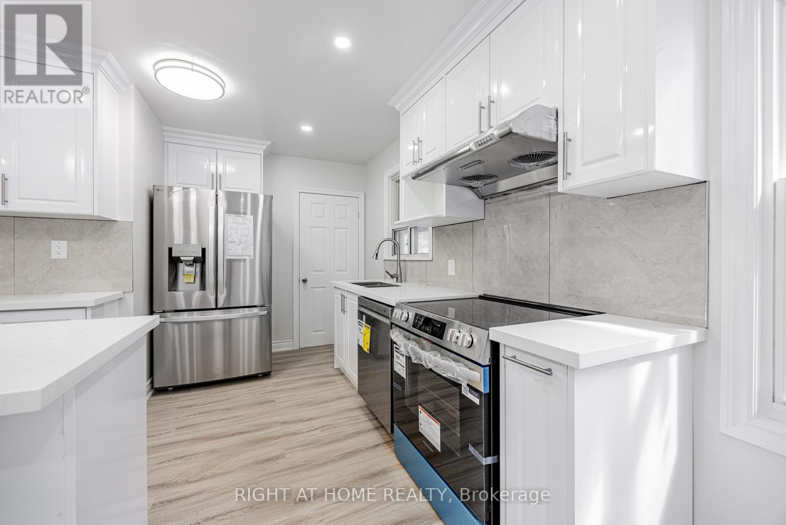 225 Essex- Entire House Avenue, Richmond Hill, Ontario  L4C 2C1 - Photo 10 - N12367759
