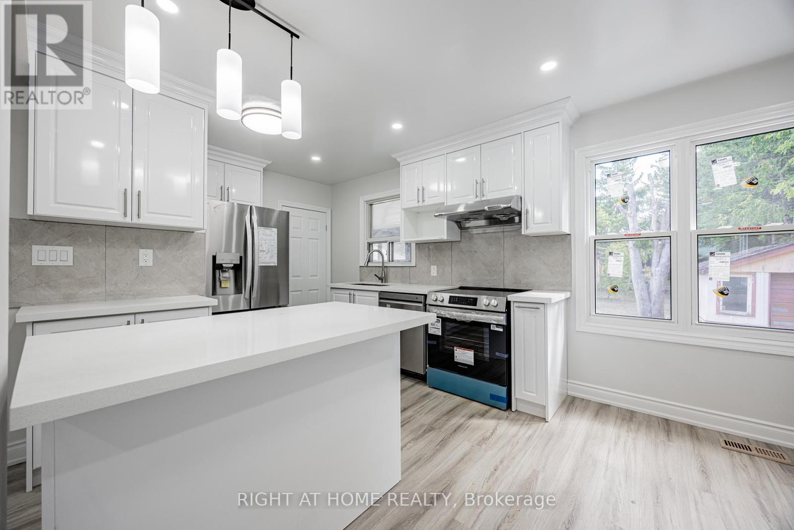 225 Essex- Entire House Avenue, Richmond Hill, Ontario  L4C 2C1 - Photo 15 - N12367759