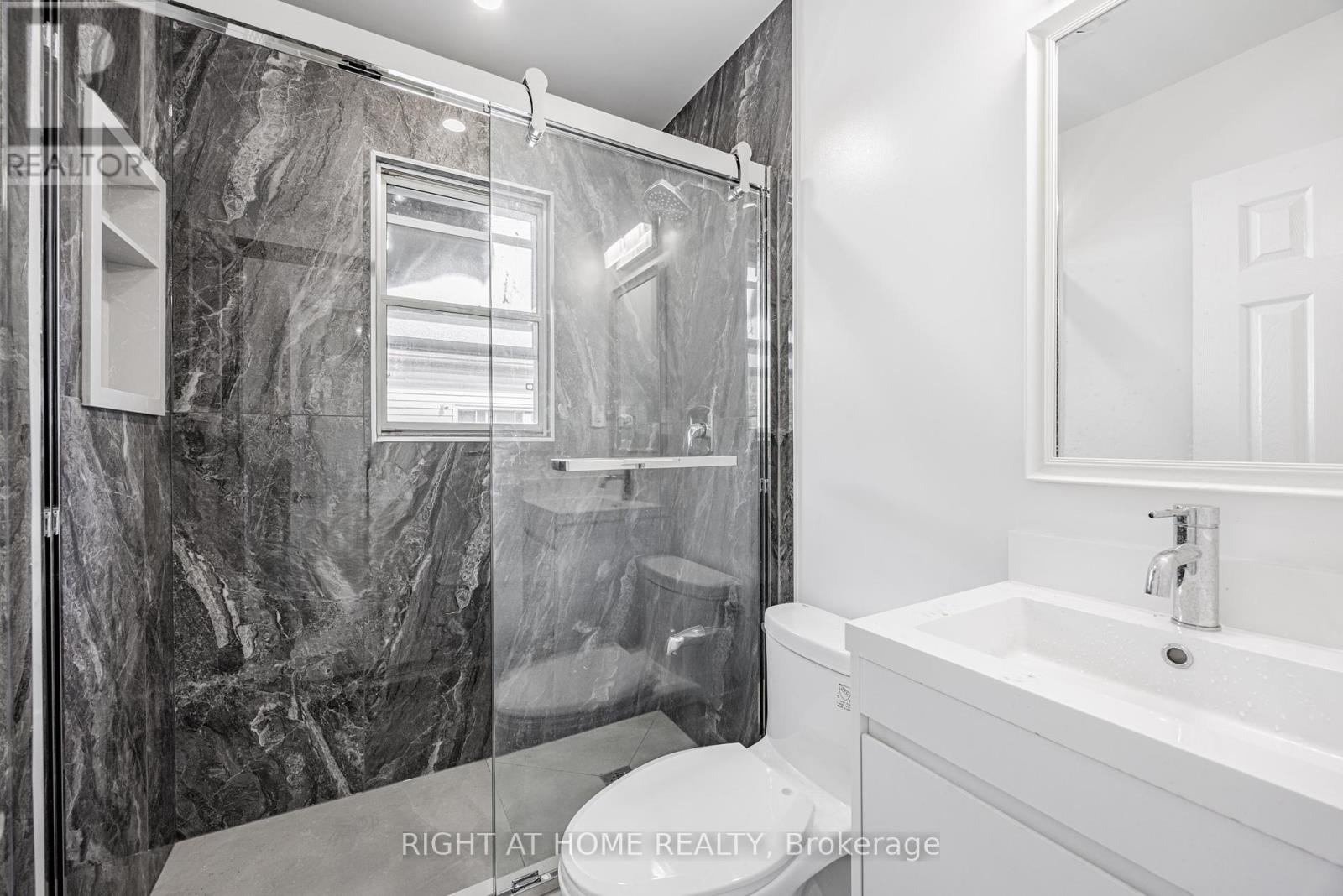 225 Essex Avenue, Richmond Hill, Ontario  L4C 2C1 - Photo 19 - N12367762