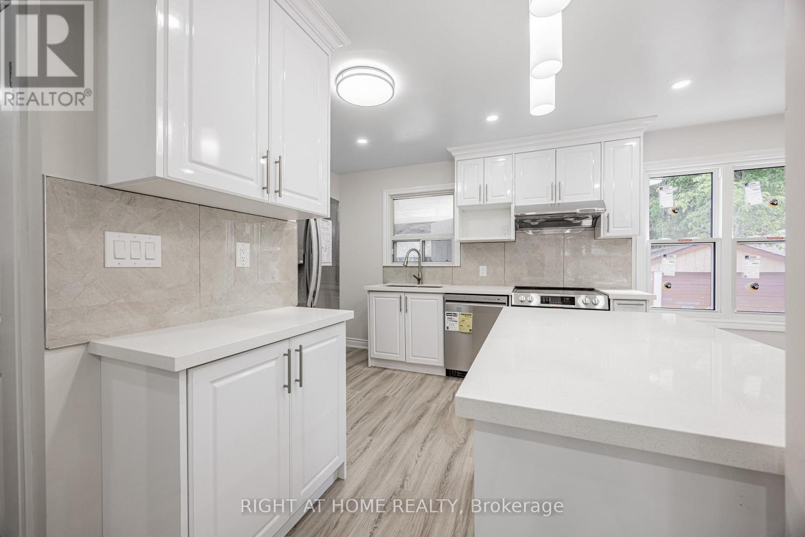 225 Essex Avenue, Richmond Hill, Ontario  L4C 2C1 - Photo 7 - N12367762