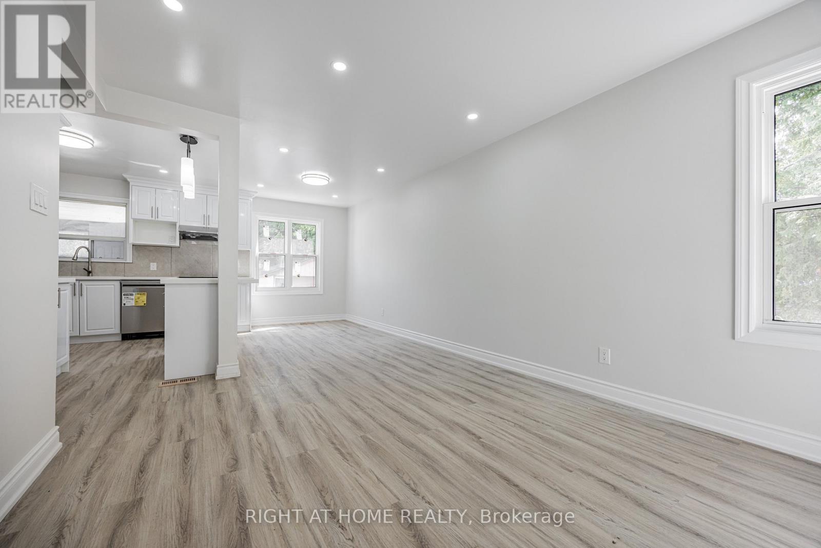225 Essex Avenue, Richmond Hill, Ontario  L4C 2C1 - Photo 3 - N12367762