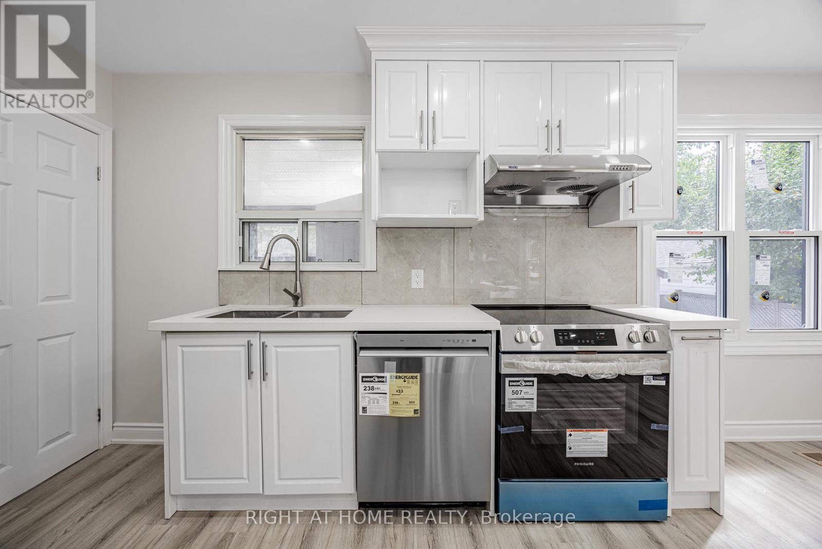 225 Essex Avenue, Richmond Hill, Ontario  L4C 2C1 - Photo 8 - N12367762