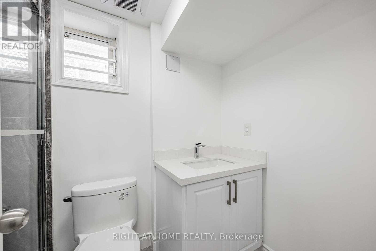 225 Essex- Entire House Avenue, Richmond Hill, Ontario  L4C 2C1 - Photo 27 - N12367759
