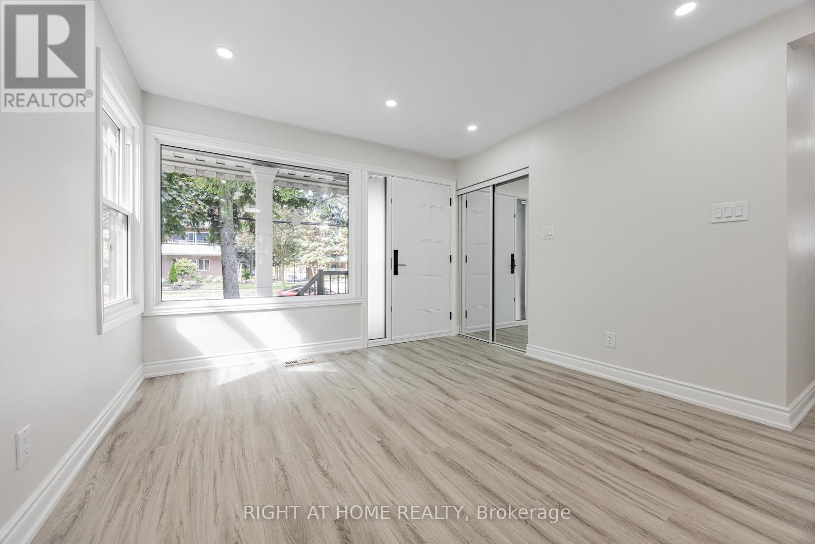225 Essex Avenue, Richmond Hill, Ontario  L4C 2C1 - Photo 4 - N12367762