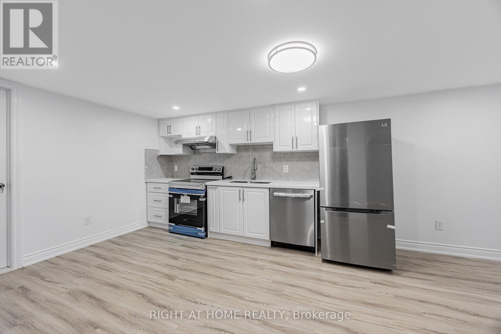 225 Essex- Basement Unit Avenue, Richmond Hill, Ontario  L4C 2C1 - Photo 10 - N12367761