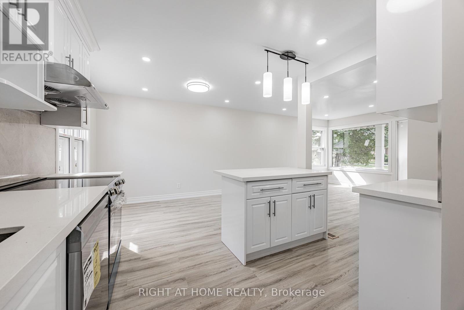 225 Essex Avenue, Richmond Hill, Ontario  L4C 2C1 - Photo 9 - N12367762