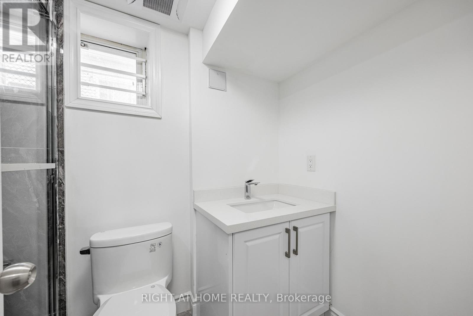 225 Essex- Basement Unit Avenue, Richmond Hill, Ontario  L4C 2C1 - Photo 7 - N12367761