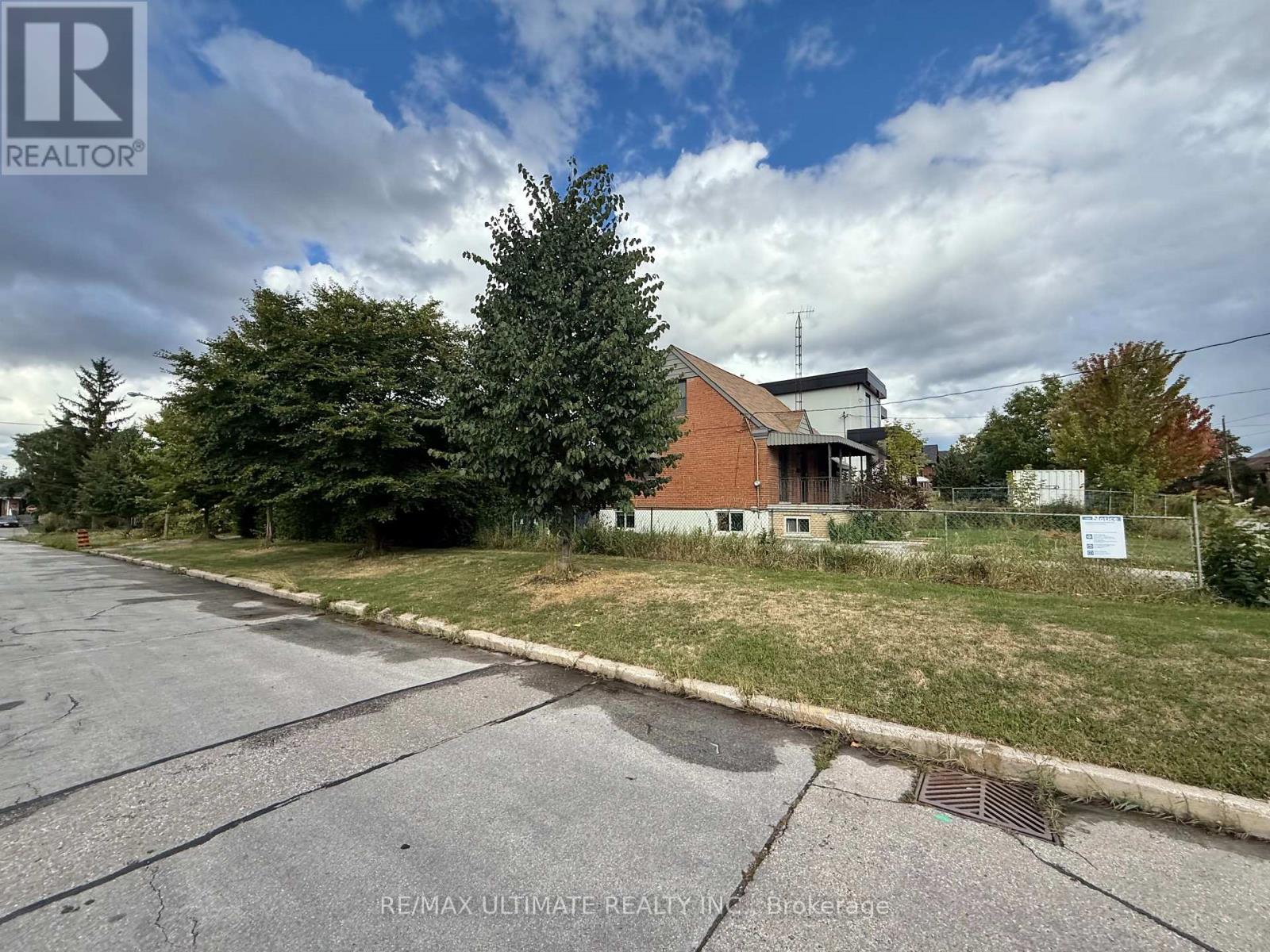 90 Glen Long Avenue, Toronto (Yorkdale-Glen Park), Ontario  M6B 2M3 - Photo 4 - W12367258