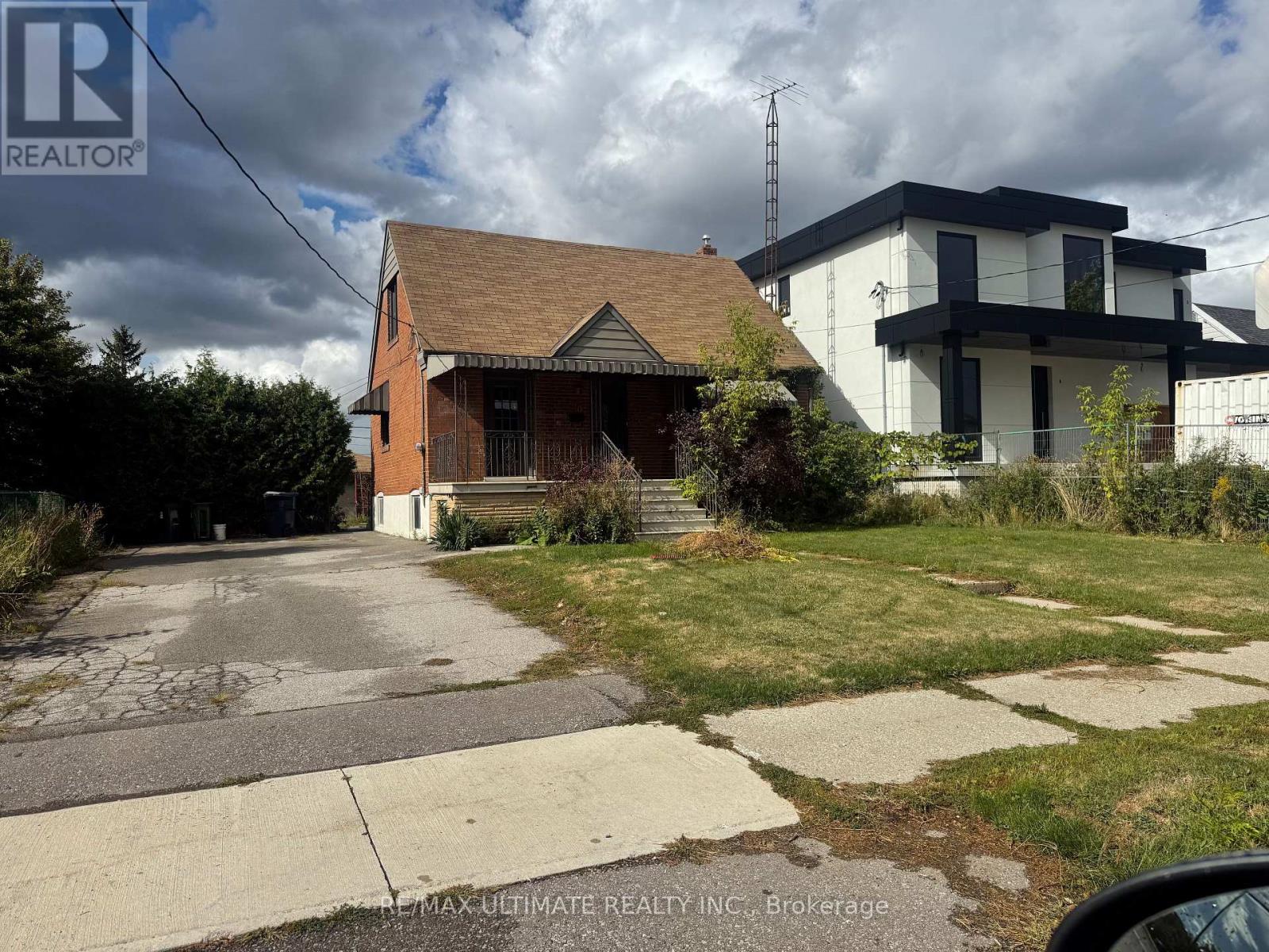90 Glen Long Avenue, Toronto (Yorkdale-Glen Park), Ontario  M6B 2M3 - Photo 2 - W12367258