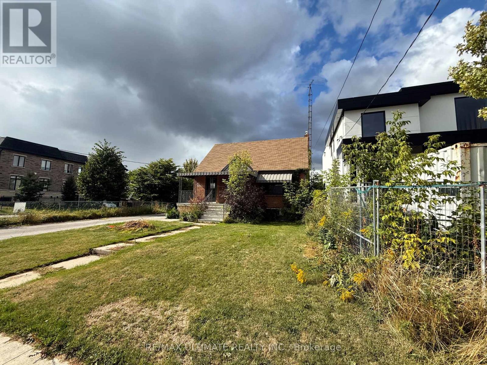 90 Glen Long Avenue, Toronto (Yorkdale-Glen Park), Ontario  M6B 2M3 - Photo 3 - W12367258