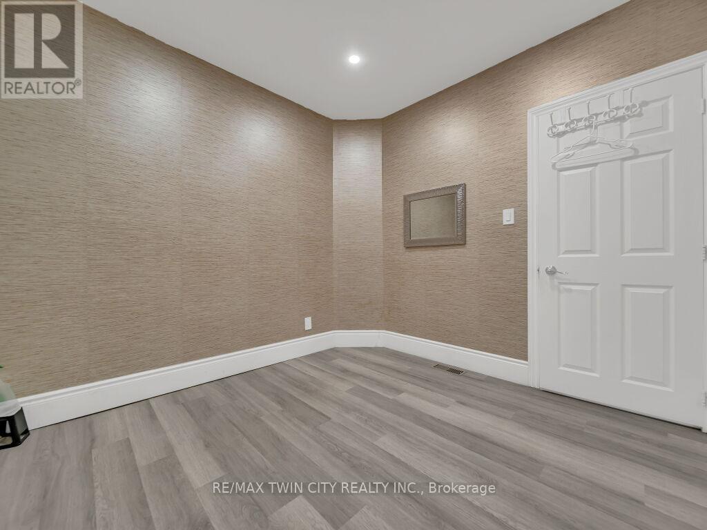 561 Queen Street S, Kitchener, Ontario  N2G 1W9 - Photo 12 - X12368542