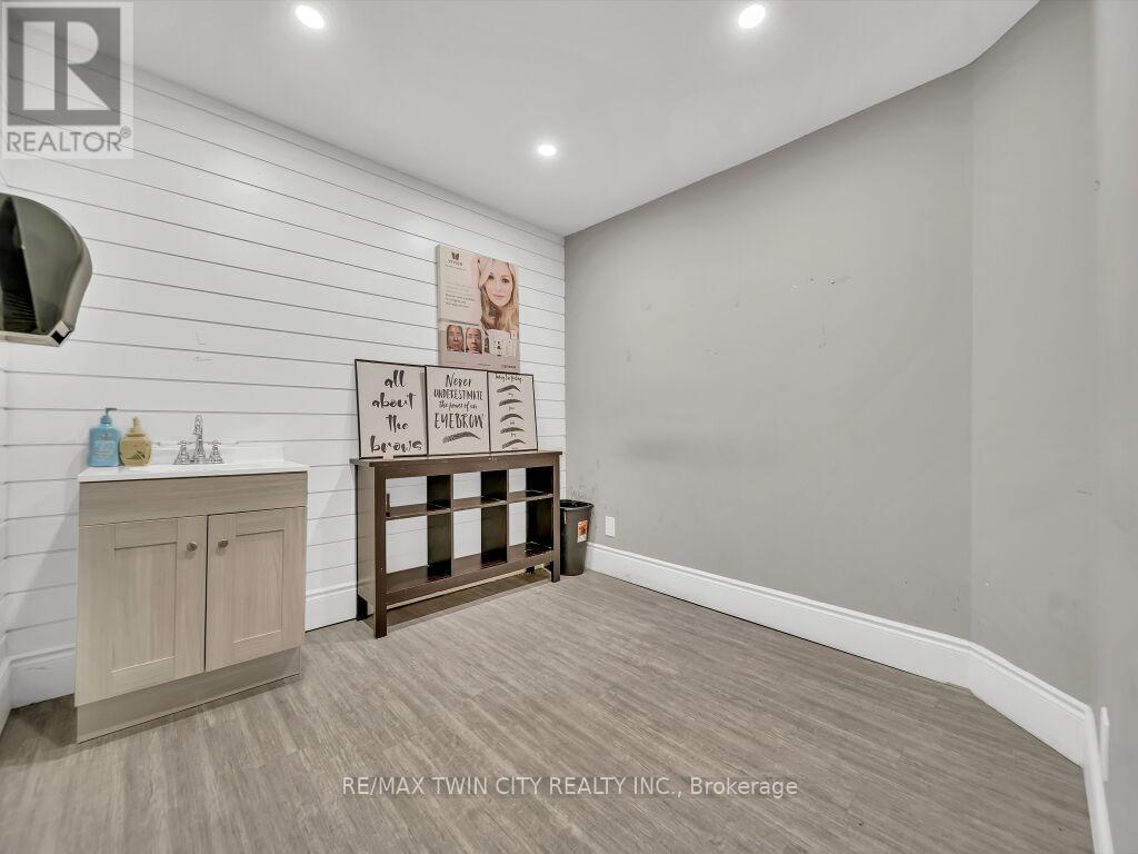 561 Queen Street S, Kitchener, Ontario  N2G 1W9 - Photo 15 - X12368542