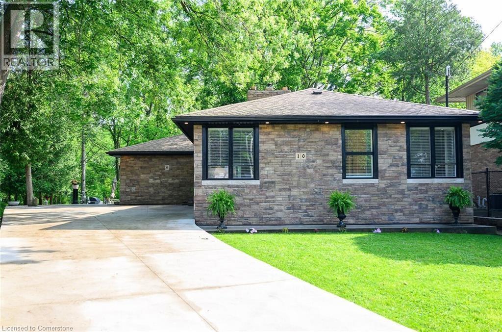 16 FREELAND Court, Hamilton, Ontario