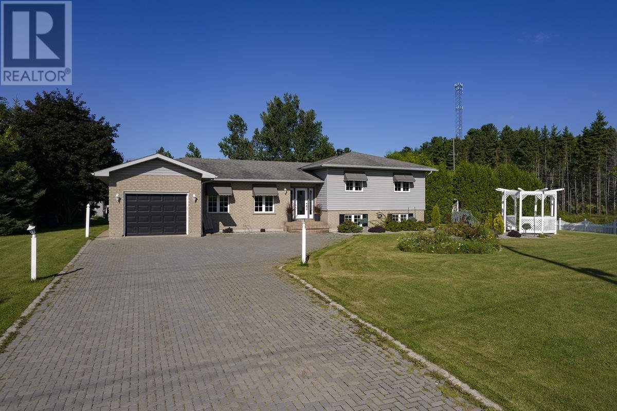 1033 Black Rd, Sault Ste. Marie, Ontario  P6A 6J8 - Photo 1 - SM252417