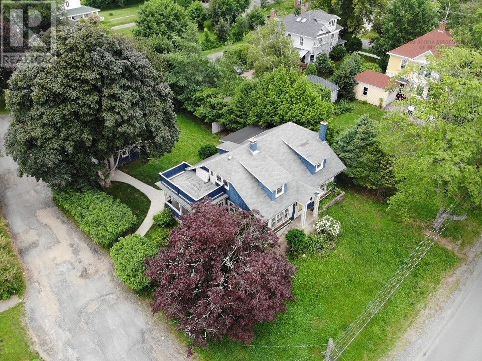70 Victoria Road, Lunenburg, Nova Scotia  B0J 2C0 - Photo 3 - 202518020