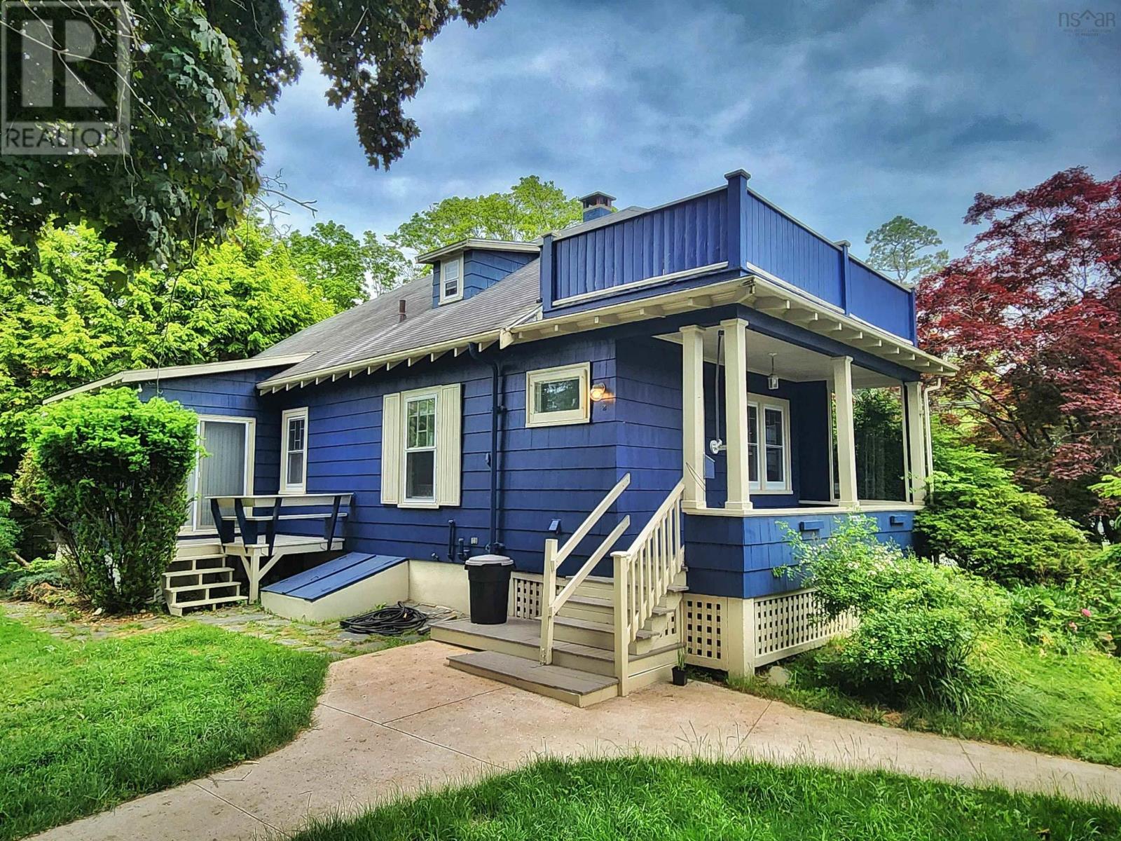 70 Victoria Road, Lunenburg, Nova Scotia  B0J 2C0 - Photo 2 - 202518020