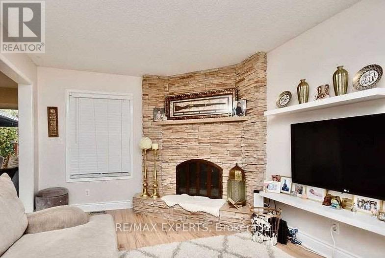 63 Barwick Drive, Barrie, Ontario  L4N 6Z5 - Photo 10 - S12368673