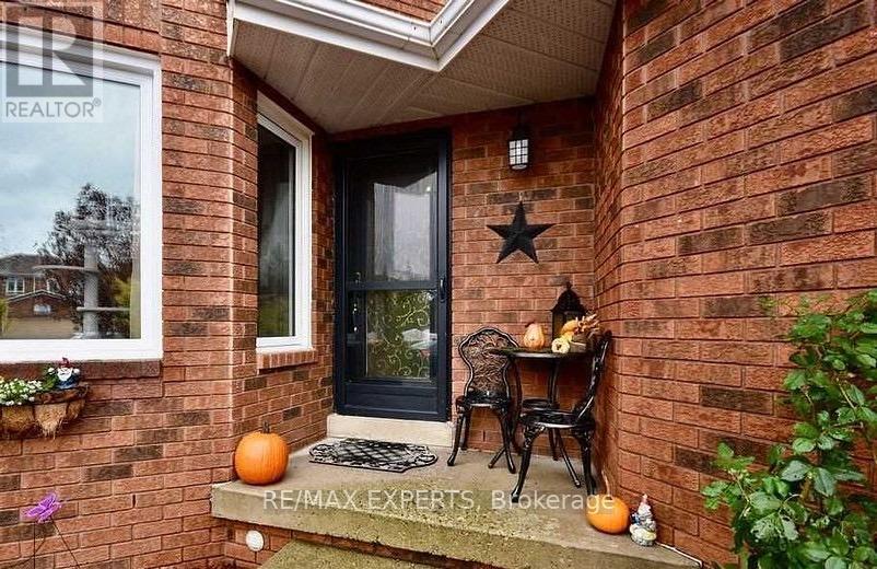 63 Barwick Drive, Barrie, Ontario  L4N 6Z5 - Photo 2 - S12368673
