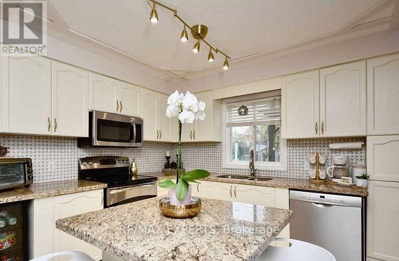 63 Barwick Drive, Barrie, Ontario  L4N 6Z5 - Photo 6 - S12368673