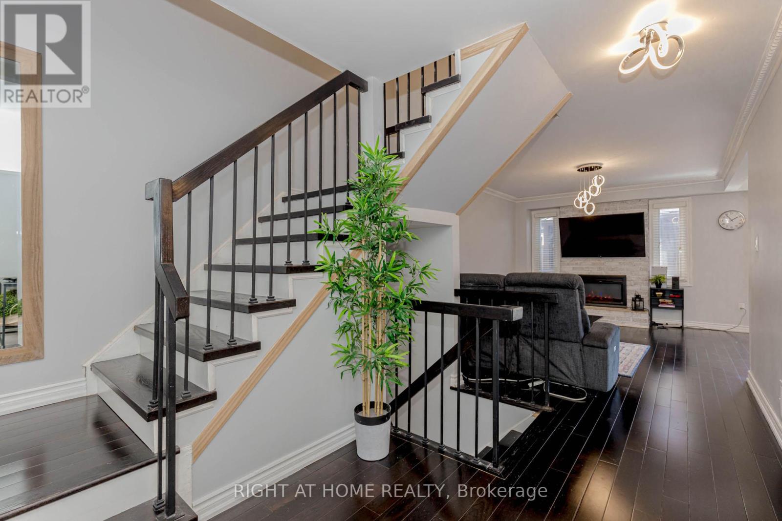 17 Garden Avenue, Brampton, Ontario  L6X 1M4 - Photo 11 - W12368707