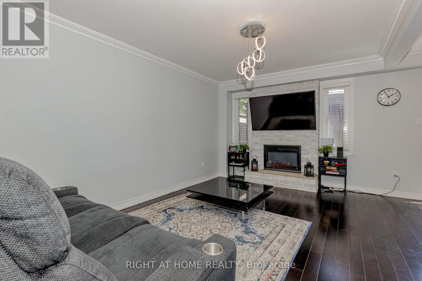 17 Garden Avenue, Brampton, Ontario  L6X 1M4 - Photo 12 - W12368707