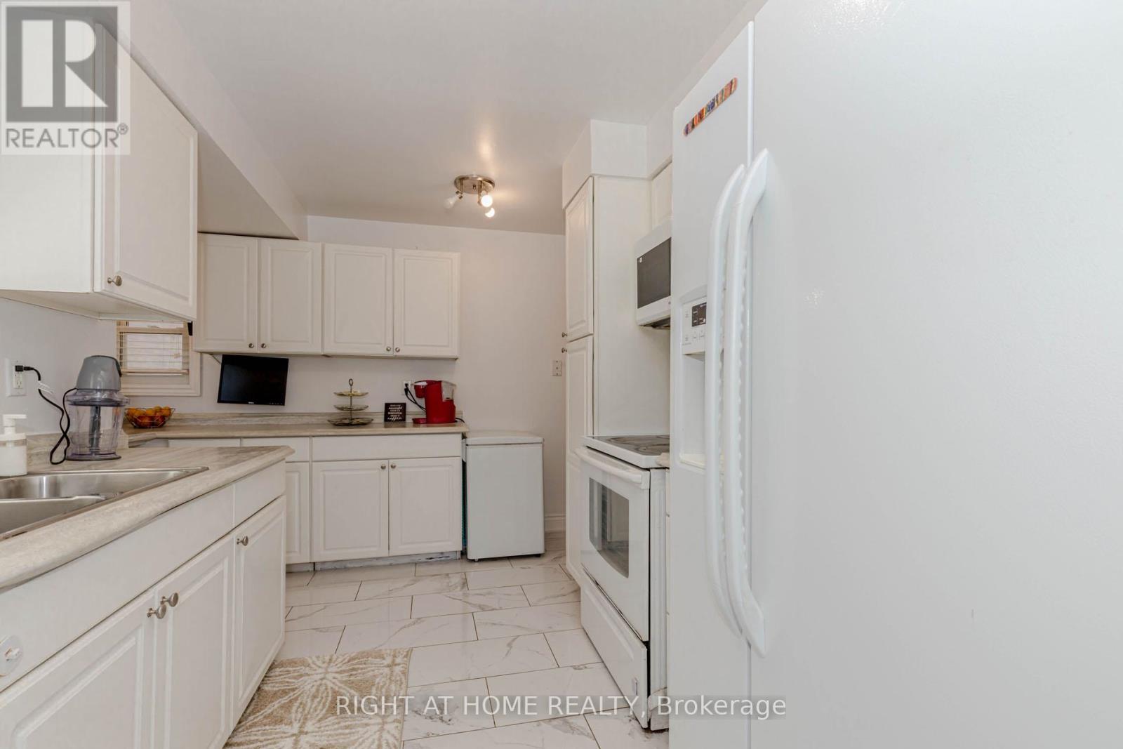 17 Garden Avenue, Brampton, Ontario  L6X 1M4 - Photo 17 - W12368707