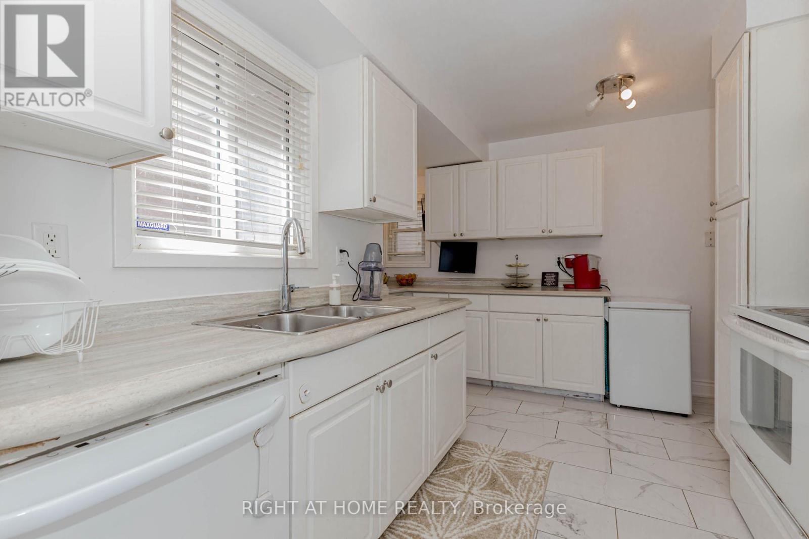 17 Garden Avenue, Brampton, Ontario  L6X 1M4 - Photo 18 - W12368707