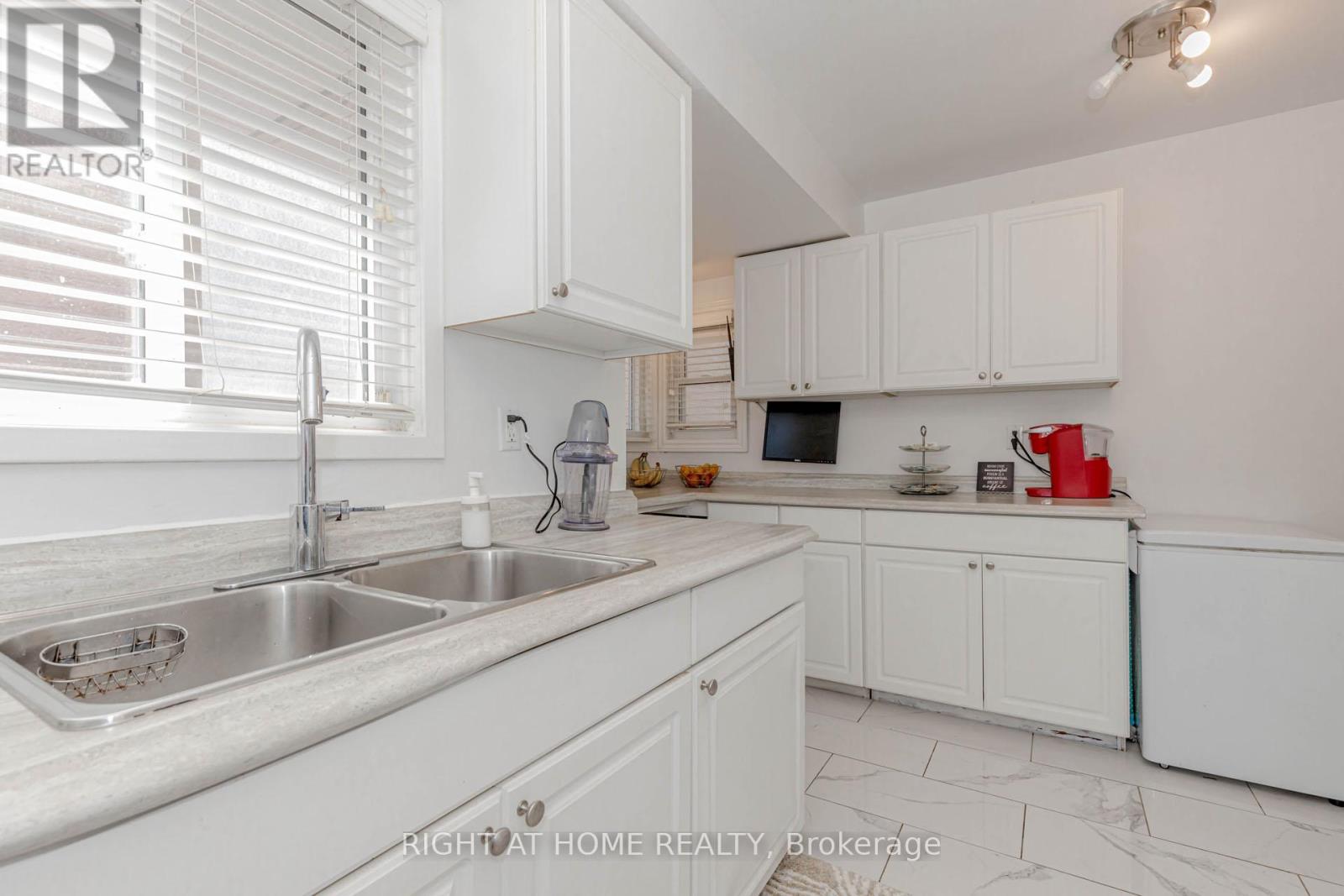 17 Garden Avenue, Brampton, Ontario  L6X 1M4 - Photo 19 - W12368707