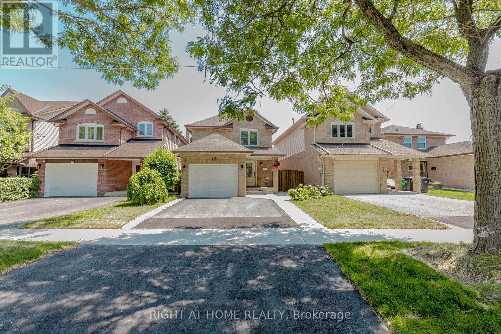 17 Garden Avenue, Brampton, Ontario  L6X 1M4 - Photo 2 - W12368707