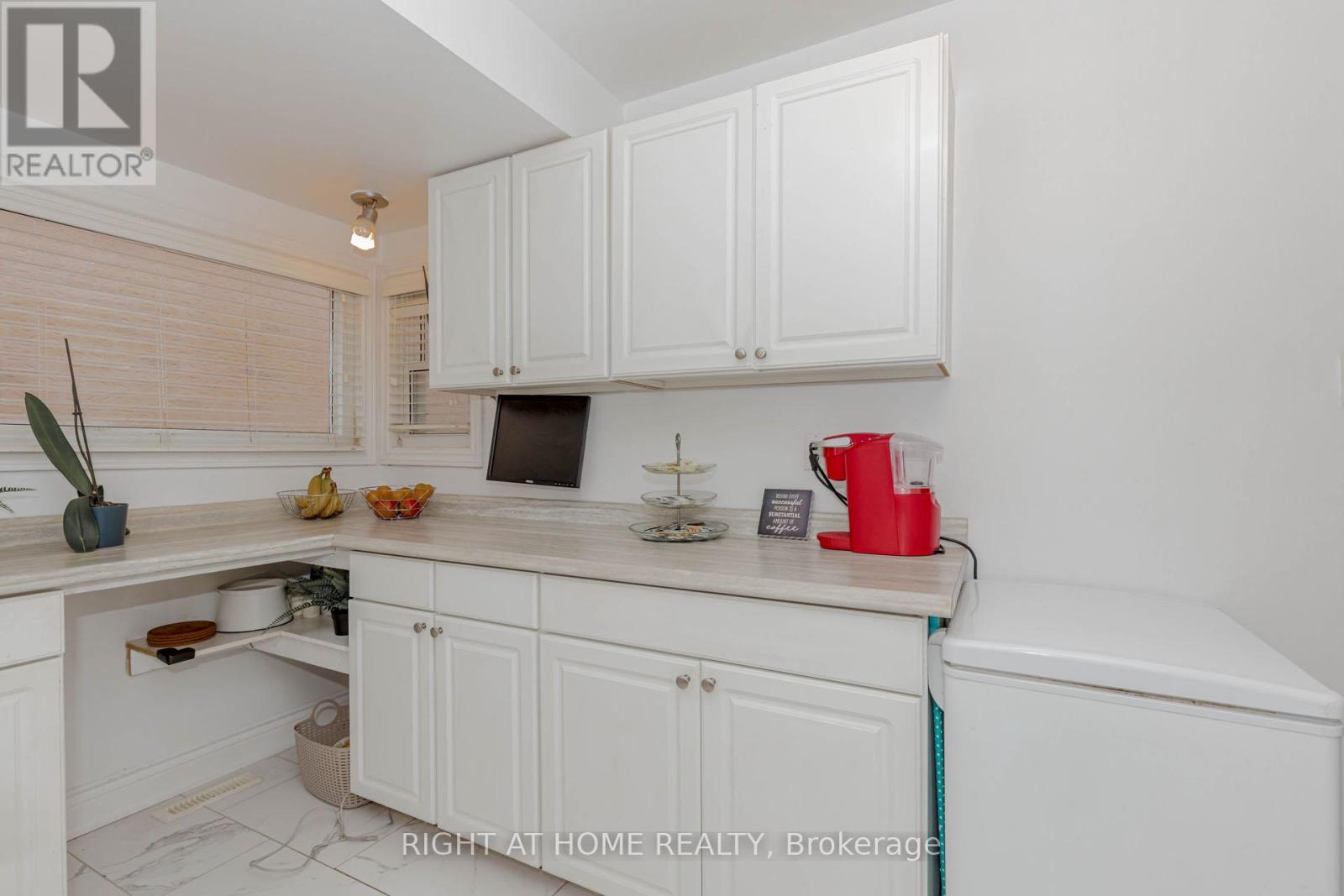 17 Garden Avenue, Brampton, Ontario  L6X 1M4 - Photo 20 - W12368707