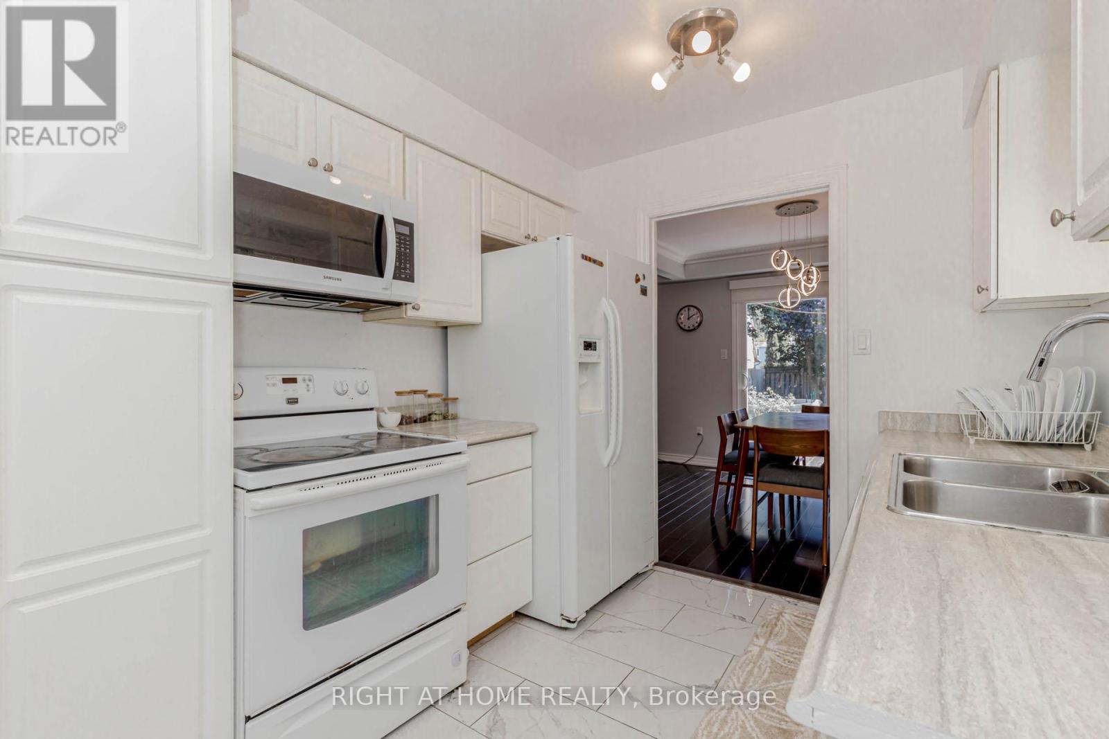 17 Garden Avenue, Brampton, Ontario  L6X 1M4 - Photo 21 - W12368707