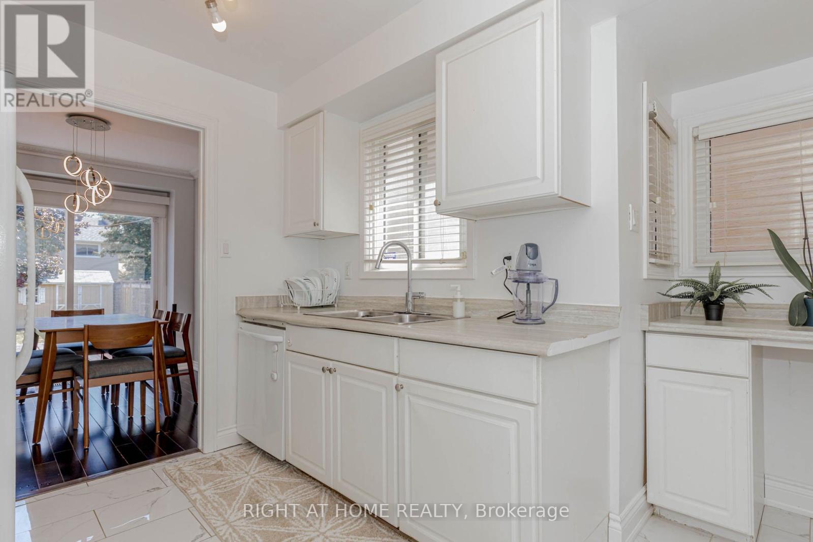 17 Garden Avenue, Brampton, Ontario  L6X 1M4 - Photo 22 - W12368707