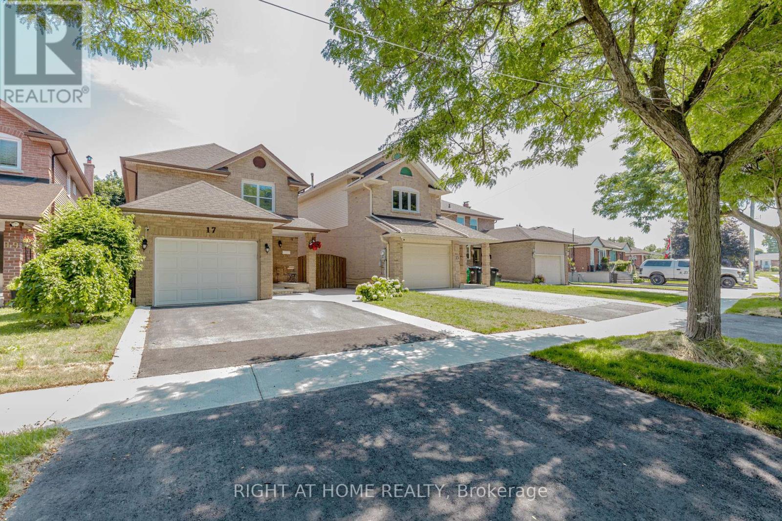 17 Garden Avenue, Brampton, Ontario  L6X 1M4 - Photo 3 - W12368707