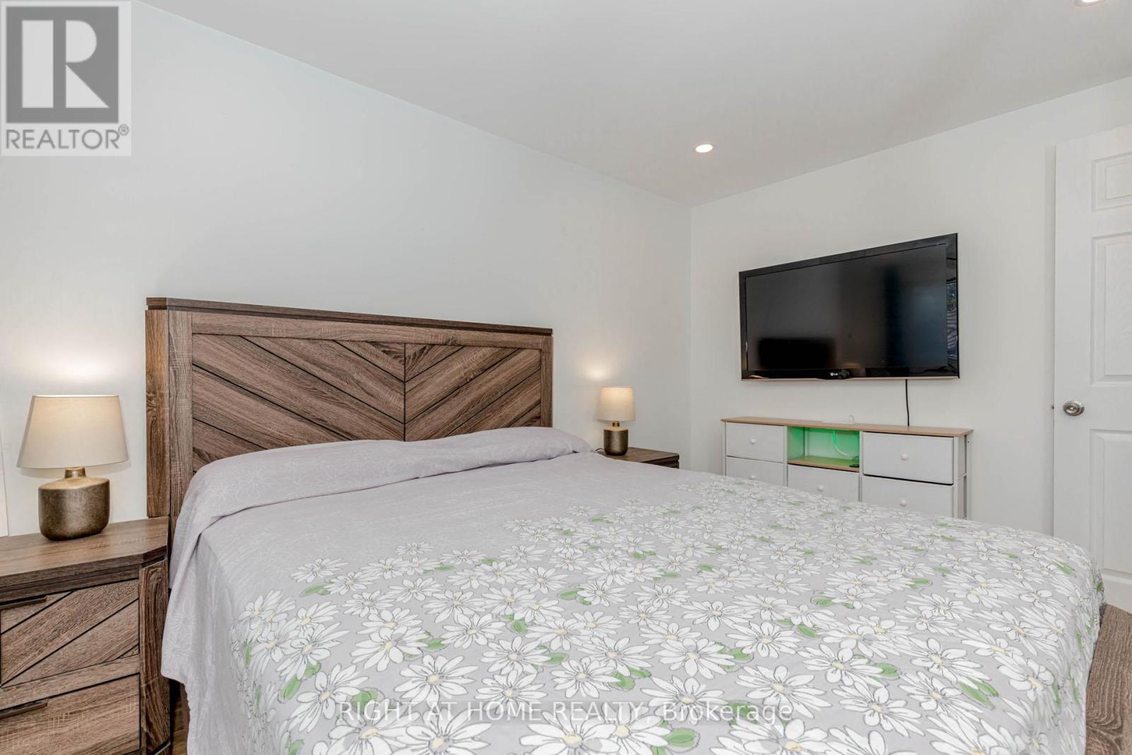 17 Garden Avenue, Brampton, Ontario  L6X 1M4 - Photo 30 - W12368707