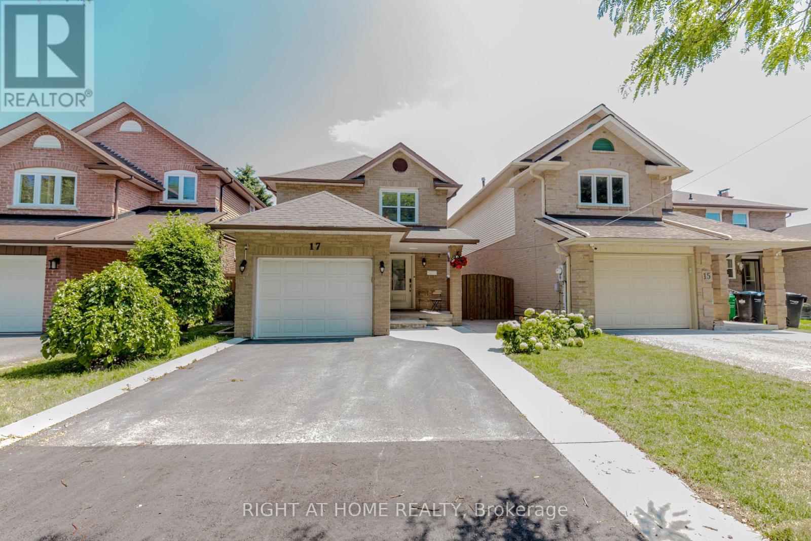 17 Garden Avenue, Brampton, Ontario  L6X 1M4 - Photo 4 - W12368707