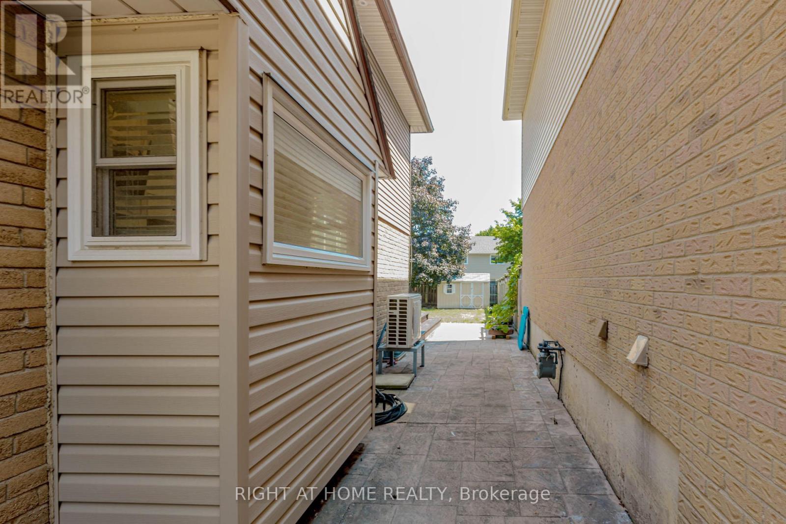 17 Garden Avenue, Brampton, Ontario  L6X 1M4 - Photo 44 - W12368707