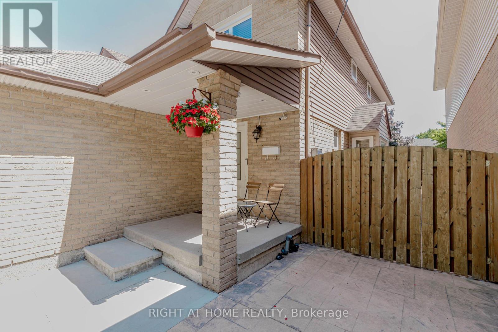 17 Garden Avenue, Brampton, Ontario  L6X 1M4 - Photo 6 - W12368707